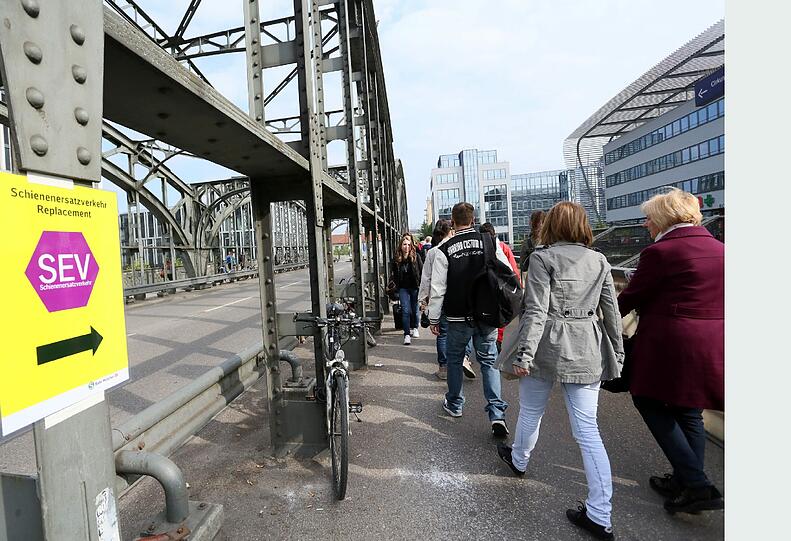 Wegen einer Baustelle an der Donnersbergerbrücke fährt zwischen Pasing und Hackerbrücke keine S-Bahn. Die Fahrgäste müssen in den Bus umsteigen! Die Bilder!