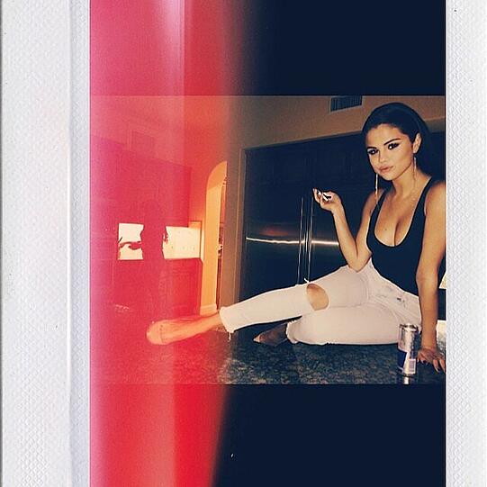 Foto mit Lichteffekten - und tiefem Einblick bei Selena Gomez.