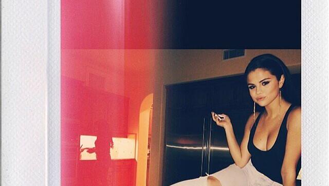 Foto mit Lichteffekten - und tiefem Einblick bei Selena Gomez. Foto mit Lichteffekten - und tiefem Einblick bei Selena Gomez.