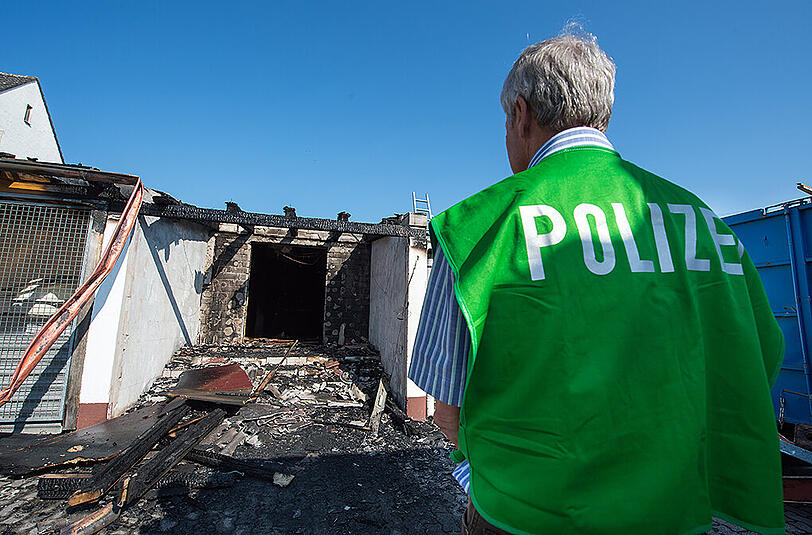 Nach dem Brandanschlag auf ein noch leerstehendes Flüchtlingsheim im oberbayerischen Reichertshofen haben die Ermittler Hinweise auf einen Brandbeschleuniger gefunden. (Symbolbild)