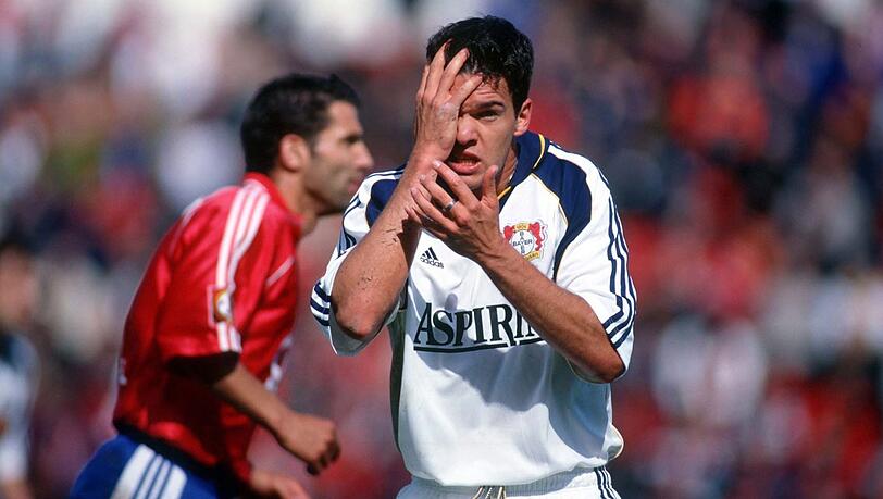 Blamage in Unterhaching: Bayer Leverkusen verspielt 2000 die sicher geglaubte Meisterschaft. Michael Ballack erzielte ein Eigentor. Blamage in Unterhaching: Bayer Leverkusen verspielt 2000 die sicher geglaubte Meisterschaft. Michael Ballack erzielte ein Eigentor.