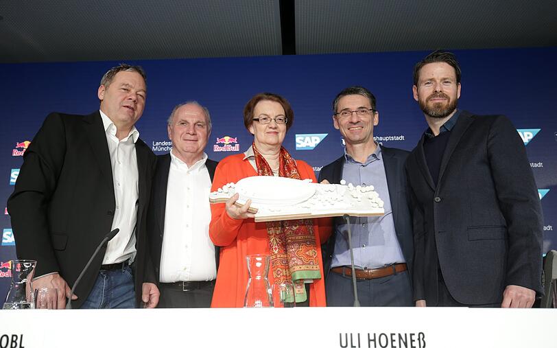 Red-Bull-Vertreter Schluder, Bayerns Hoeneß, Bürgermeisterin Strobl, SAP-Vorstand Leukert und Architekt Ammundsen (v.l.).