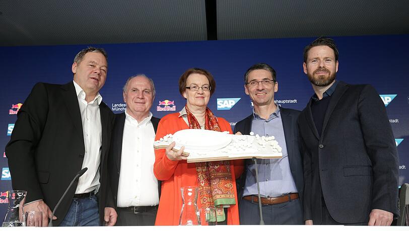 Red-Bull-Vertreter Schluder, Bayerns Hoeneß, Bürgermeisterin Strobl, SAP-Vorstand Leukert und Architekt Ammundsen (v.l.). Red-Bull-Vertreter Schluder, Bayerns Hoeneß, Bürgermeisterin Strobl, SAP-Vorstand Leukert und Architekt Ammundsen (v.l.).