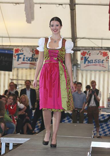Trachtenmodenschau auf dem 27. Haderner Dorffest. Die Bilder.