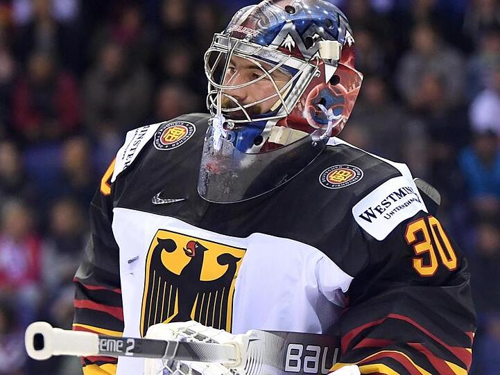 Torhüter Philipp Grubauer musste gegen Frankreich verletzt vom Eis.