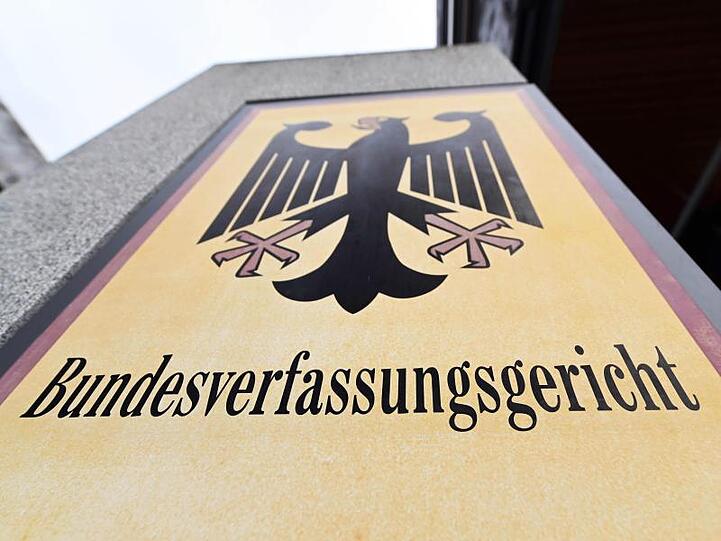 Ein Schild mit dem Schriftzug "Bundesverfassungsgericht". Foto: Uli Deck/dpa/Archivbild