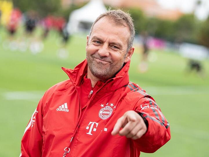 FC Bayern Trainer Hansi Flick auf dem Spielfeld.
