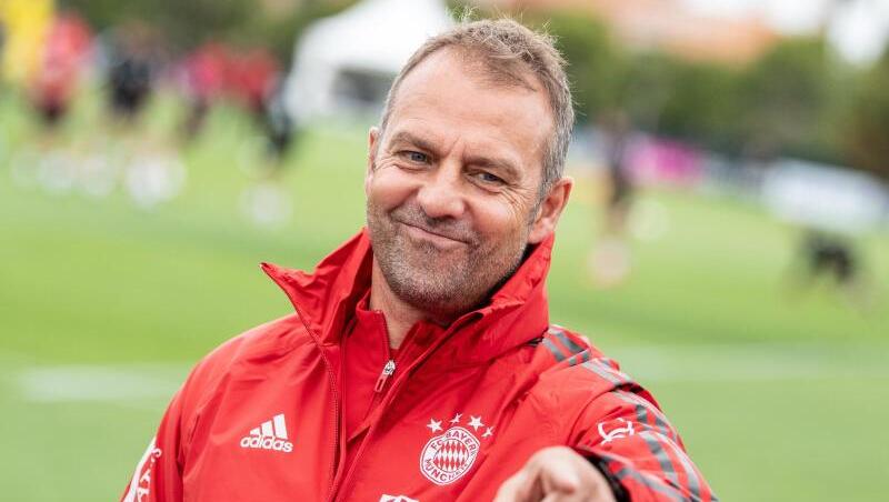 FC Bayern Trainer Hansi Flick auf dem Spielfeld. FC Bayern Trainer Hansi Flick auf dem Spielfeld.
