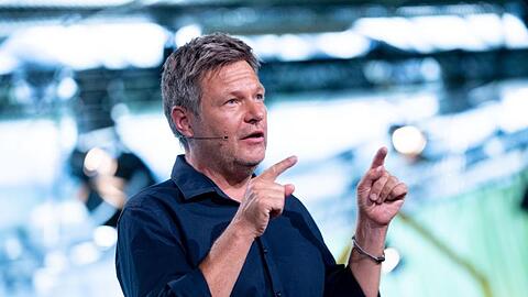 Co-Parteichef Robert Habeck beim Parteitag zu den Delegierten.