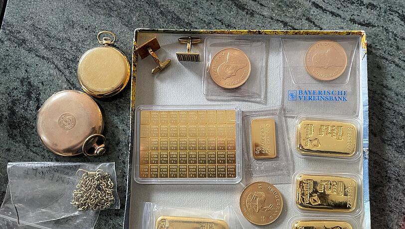 Gold und Schmuck im Wert von 40.000 Euro haben Schockanrufer einem Freisinger Ehepaar abgeknöpft.