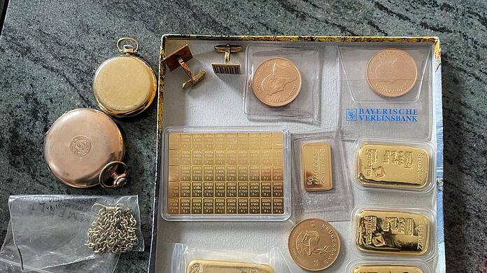 Gold und Schmuck im Wert von 40.000 Euro haben Schockanrufer einem Freisinger Ehepaar abgeknöpft.