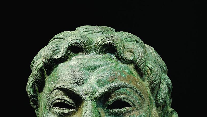 Eine Bronze-Gesichtsmaske für Reiterkampfspiele aus der Römischen Kaiserzeit. Eine Bronze-Gesichtsmaske für Reiterkampfspiele aus der Römischen Kaiserzeit.