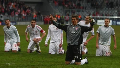 Auch die letzte Prüfung vor der Südkurve überstand Ersatzkeeper Jörg Butt. Auch die letzte Prüfung vor der Südkurve überstand Ersatzkeeper Jörg Butt.