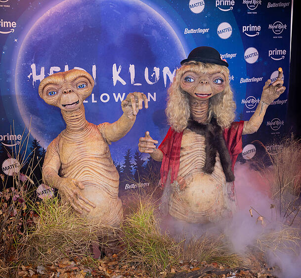 Vergangenes Halloween-Kostüm: Heidi Klum (re.) und Ehemann Tom Kaulitz verkleideten sich 2024 als weiblicher und männlicher E.T. Vergangenes Halloween-Kostüm: Heidi Klum (re.) und Ehemann Tom Kaulitz verkleideten sich 2024 als weiblicher und männlicher E.T.