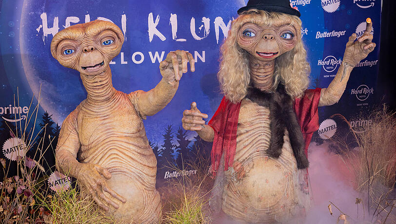 Vergangenes Halloween-Kostüm: Heidi Klum (re.) und Ehemann Tom Kaulitz verkleideten sich 2024 als weiblicher und männlicher E.T. Vergangenes Halloween-Kostüm: Heidi Klum (re.) und Ehemann Tom Kaulitz verkleideten sich 2024 als weiblicher und männlicher E.T.