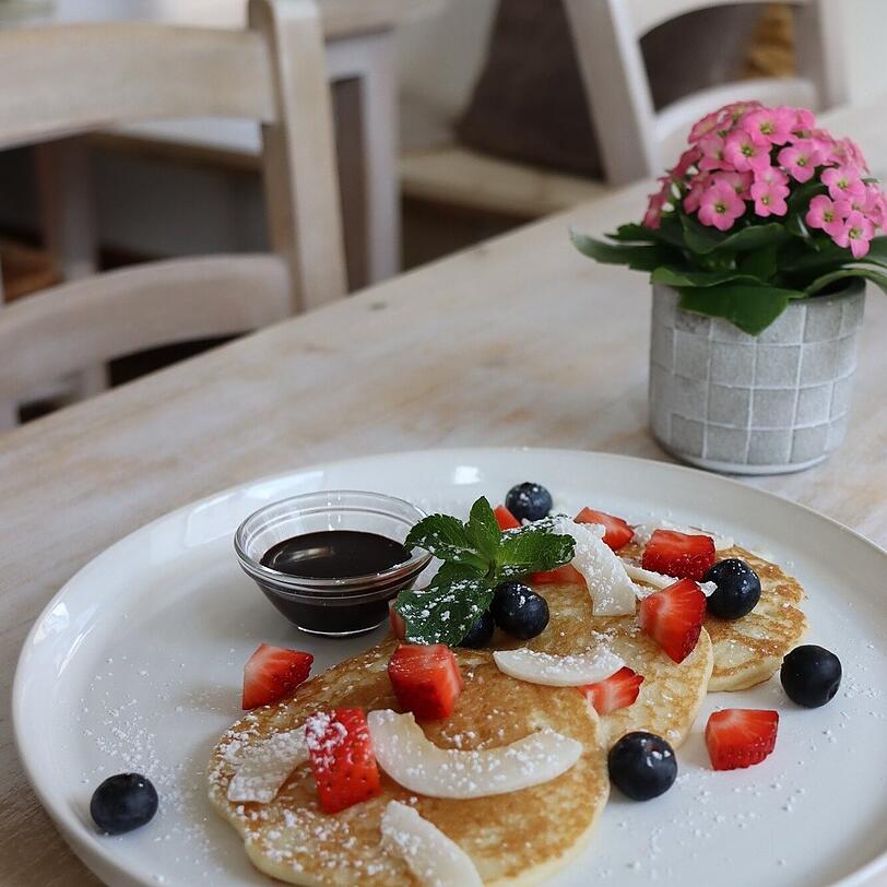 Pancakes geh&ouml;ren f&uuml;r viele zum Fr&uuml;hst&uuml;ck dazu. Diese gibt es auf beiden Speisekarten von Annika F&ouml;rster. Hier sind "Berry Bliss Pancakes" zu sehen.