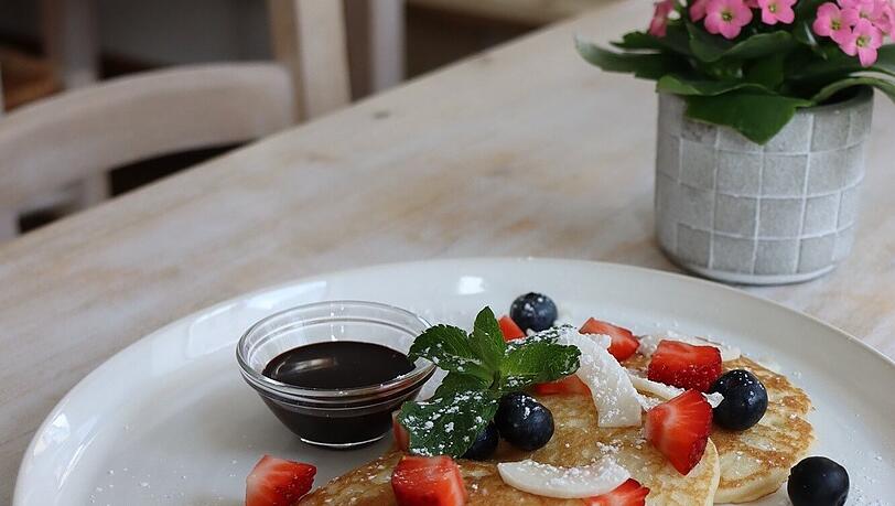 Pancakes geh&ouml;ren f&uuml;r viele zum Fr&uuml;hst&uuml;ck dazu. Diese gibt es auf beiden Speisekarten von Annika F&ouml;rster. Hier sind "Berry Bliss Pancakes" zu sehen.