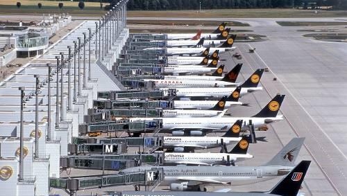 Am Münchner Flughafen gibt es Streit um die Abfertigung. Am Münchner Flughafen gibt es Streit um die Abfertigung.