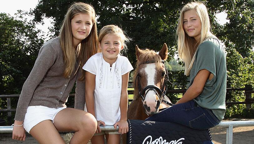 Ihre ersten kleineren Rollen hatten sie in Til Schweigers Kinohit "Keinohrhasen" (2007), 15 Jahre ist es her, dass seine Töchter (von links) Lilli, Emma und Luna Schweiger in "Die Pfotenbande" (2011) auf gemeinsame "tierische Abenteuer" gingen. Ihre ersten kleineren Rollen hatten sie in Til Schweigers Kinohit "Keinohrhasen" (2007), 15 Jahre ist es her, dass seine Töchter (von links) Lilli, Emma und Luna Schweiger in "Die Pfotenbande" (2011) auf gemeinsame "tierische Abenteuer" gingen.