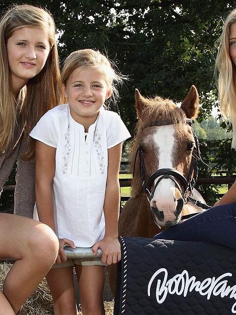 Ihre ersten kleineren Rollen hatten sie in Til Schweigers Kinohit "Keinohrhasen" (2007), 15 Jahre ist es her, dass seine T&ouml;chter (von links) Lilli, Emma und Luna Schweiger in "Die Pfotenbande" (2011) auf gemeinsame "tierische Abenteuer" gingen.