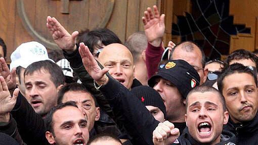 Fans des italienischen Serie-A-Clubs Lazio Rom machen bei der Trauerfeier für einen von der Polizei getöteten Fan im Jahr 2007 in Rom den Hitlergruß. Fans des italienischen Serie-A-Clubs Lazio Rom machen bei der Trauerfeier für einen von der Polizei getöteten Fan im Jahr 2007 in Rom den Hitlergruß.