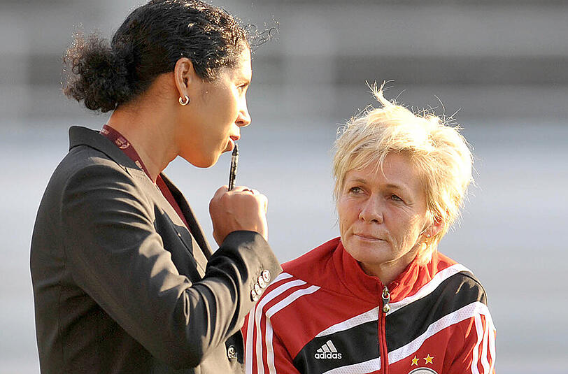Mit Steffi Jones (l) übernimmt 2016 eine Weltmeisterin (2003) das Amt von Bundestrainer Silvia Neid.