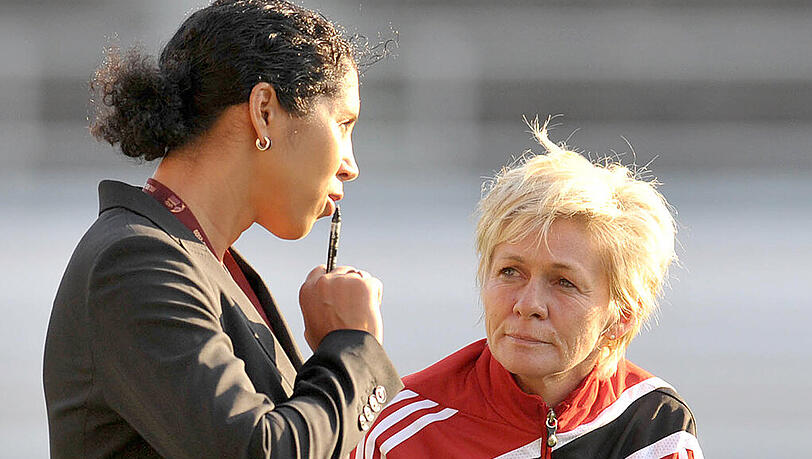 Mit Steffi Jones (l) übernimmt 2016 eine Weltmeisterin (2003) das Amt von Bundestrainer Silvia Neid. Mit Steffi Jones (l) übernimmt 2016 eine Weltmeisterin (2003) das Amt von Bundestrainer Silvia Neid.