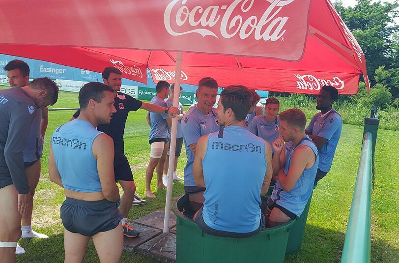 Die Löwen schwitzen in Bad Waltersdorf: die ersten Fotos von 1860-Trainer Kosta Runjaic und seinem Team im Trainingslager - auch Präsident Peter Cassalette ist mit seinem Vize Heinz Schmidt in der Steiermark eingetroffen.