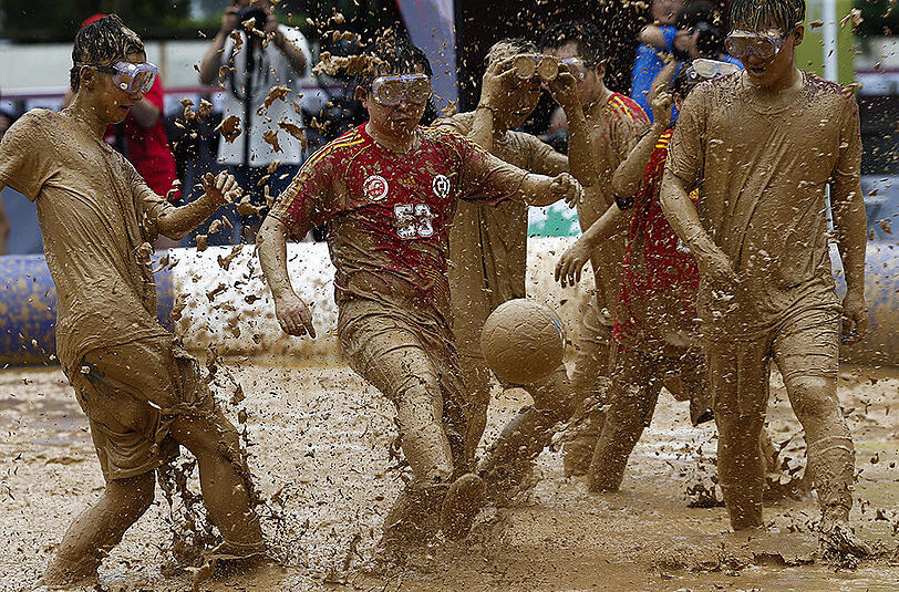 Schlammschlacht: 32 Teams kämpfen in Peking beim "Swamp Soccer China" um den Titel.