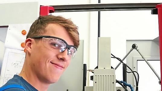 Stephan Bock (18) vor einer Fräsmaschine. Stephan Bock (18) vor einer Fräsmaschine.