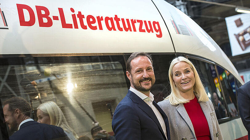 Mit dem Literaturzug der Deutschen Bahn kamen Haakon und Mette-Marit von Norwegen am Dienstag am Frankfurter Hauptbahnhof an