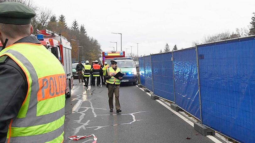 Bilder vom Unfallort: Der Merecedes ist vollkommen demoliert, die Feuerwehr konnte nur noch die Leiche des Fahrers bergen.
