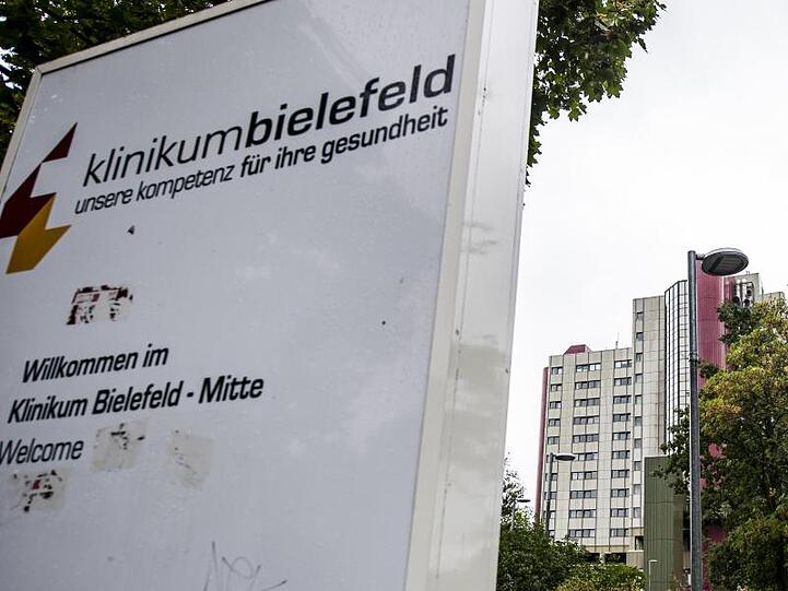 Im Klinikum Bielefeld ist ein junger Patient gestorben, nachdem er das falsche Medikament bekam.