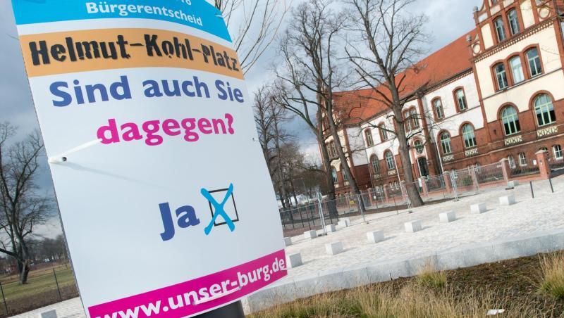 "Helmut-Kohl-Platz" und "Sind Sie auch dagegen" steht auf einem Schild der Bürgerinitiative "Unser Burg". "Helmut-Kohl-Platz" und "Sind Sie auch dagegen" steht auf einem Schild der Bürgerinitiative "Unser Burg".