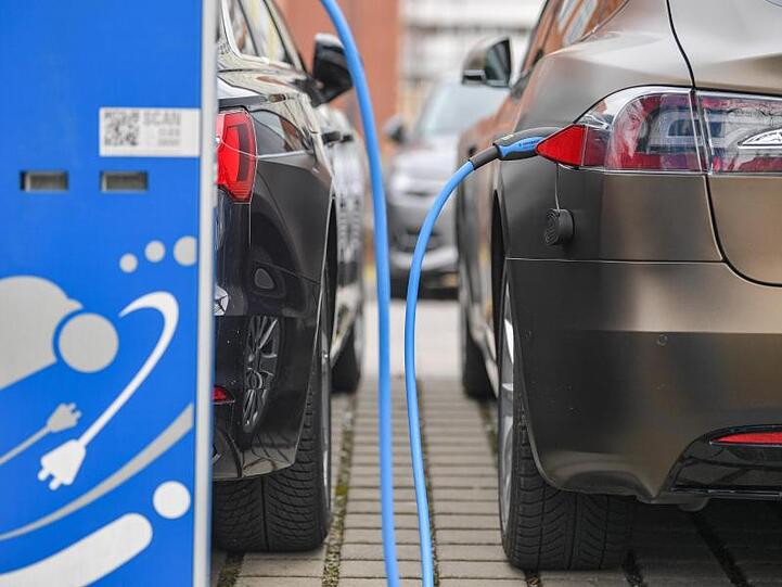 Stromtankstelle in Cottbus: Wie die Elektromobilität in Deutschland ausgebaut werden soll, ist weiter umstritten. Foto. Patrick Pleul