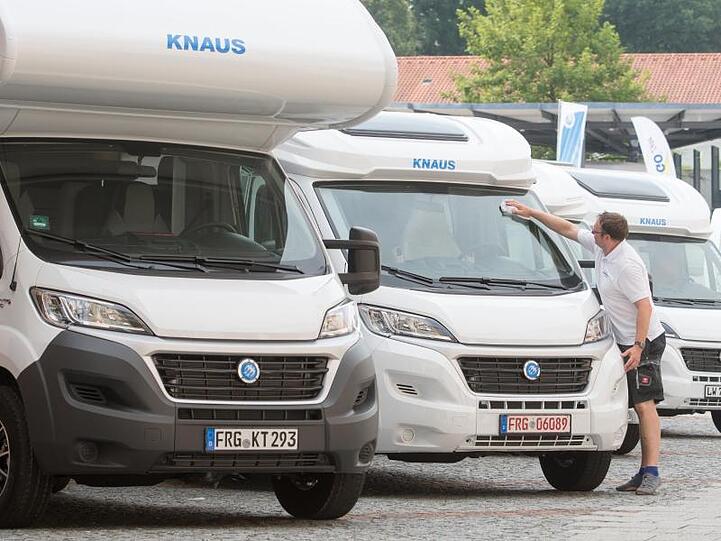 Wohnmobile des Caravan-Herstellers Knaus stehen auf einem Parkplatz. Foto: Armin Weigel/Archivbild