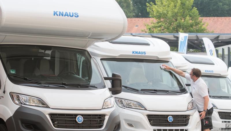 Wohnmobile des Caravan-Herstellers Knaus stehen auf einem Parkplatz. Foto: Armin Weigel/Archivbild Wohnmobile des Caravan-Herstellers Knaus stehen auf einem Parkplatz. Foto: Armin Weigel/Archivbild