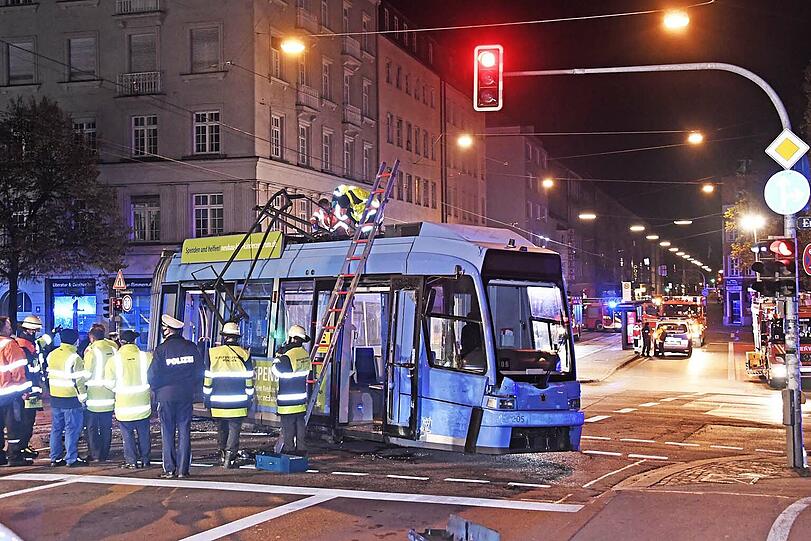 Der heftige Aufprall des in der Grundausstattung ab 150.000 Euro erhältlichen Fahrzeugs warf den Triebwagen aus dem Gleis - die Tram kam erst kurz vor dem Fußweg der Reichenbachbrücke zum Stehen.