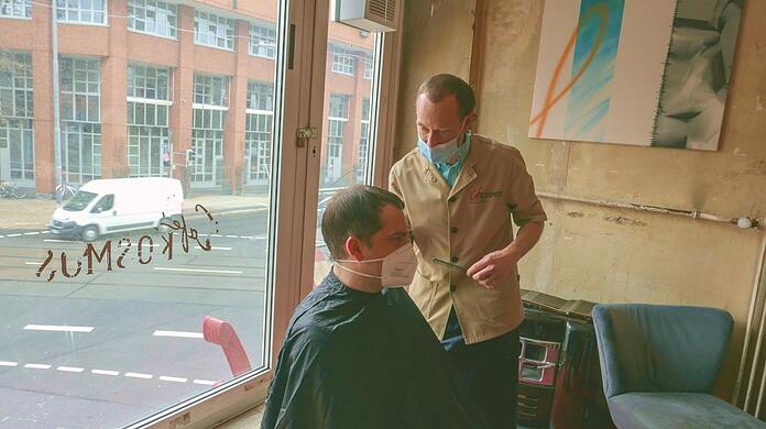 Barmann Andi Rehm ist gelernter Friseur.