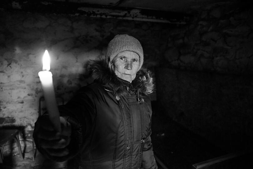 Wenn die Granaten einschlagen, geht Valentina in den Gemüsekeller, ihren Bunker. Strom gibt es dort keinen.