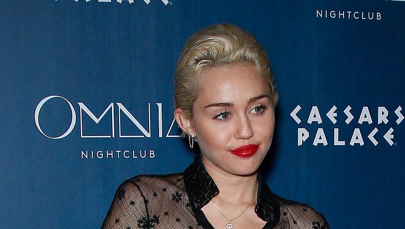 Miley Cyrus freut sich über den Erfolg ihrer neuen Single "Flowers".