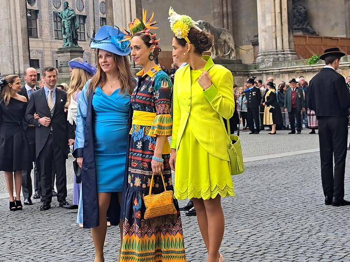 Die Gäste von Prinz Ludwig von Bayern präsentieren sich zur Hochzeit in knalligen Outfits.