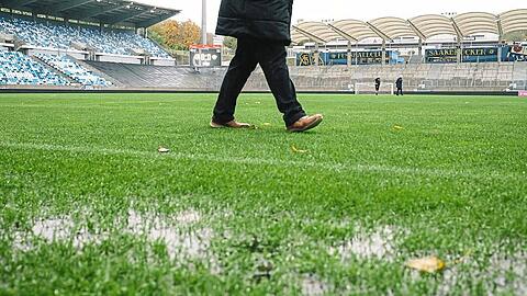 Tiefe Pfützen im Ludwigsparkstadion am Montag: So ist das Pokal-Spiel des FC Bayern in Saarbrücken eigentlich kaum vorstellbar.