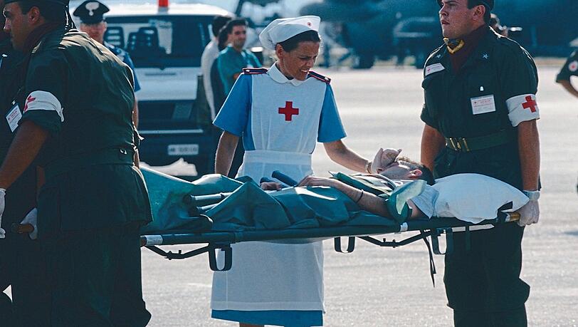 Ein Verletzter wird von Ärzten während des Bosnien-Krieges in Sarajevo abtransportiert. Laut einem Ex-Geheimdienstler sollen an manchen Tötungen auch Touristen aus Deutschland als Scharfschützen beteiligt gewesen sein.