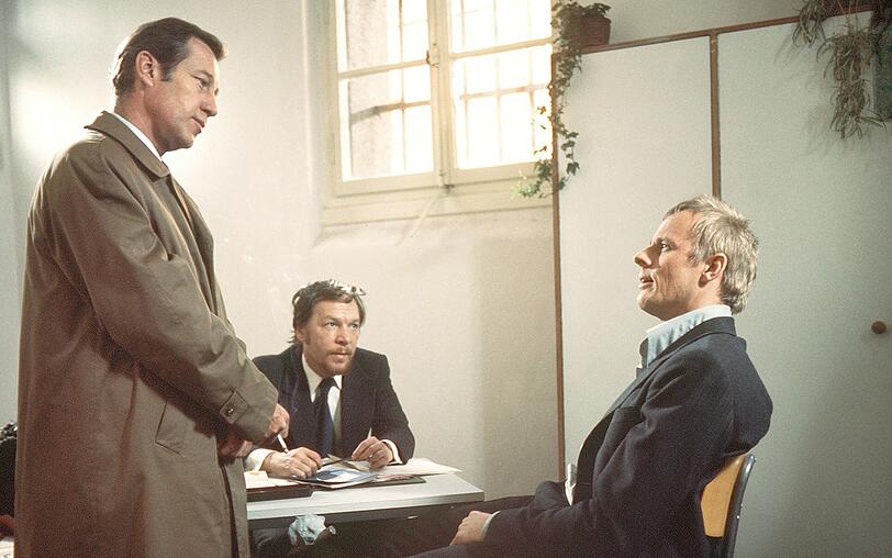 Kommissar Haferkamp (Hansj&ouml;rg Felmy, links) verh&ouml;rt Dr. K&uuml;rschner (Rolf Becker, rechts).