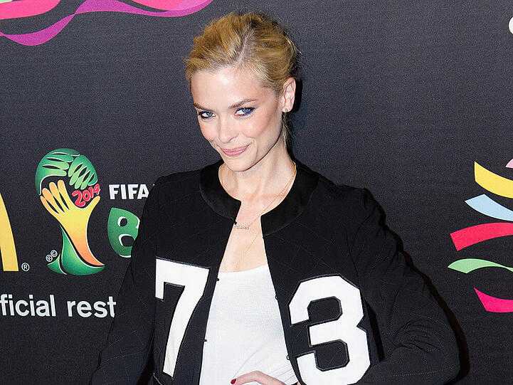 Jamie King punktet mit ihrem sportlichen Outfit