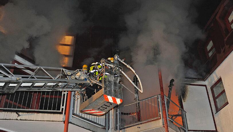 Einsatz der Feuerwehr in der Gollierstraße: In einem Heim für minderjährige Flüchtlinge hat es in München gebrannt. Einsatz der Feuerwehr in der Gollierstraße: In einem Heim für minderjährige Flüchtlinge hat es in München gebrannt.