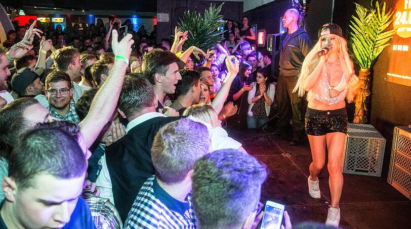 Malle-Partykönigin Mia Julia heizte den Feierwütigen im Kulturhaus in Taufkirchen so richtig ein.
