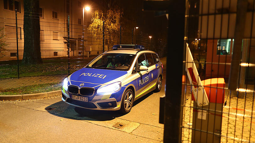 Einsatzkräfte der Polizei verlassen der das Gelände der Unterkunft.