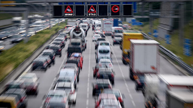Aktuell staut sich der Verkehr noch auf der A9. (Symbolbild)